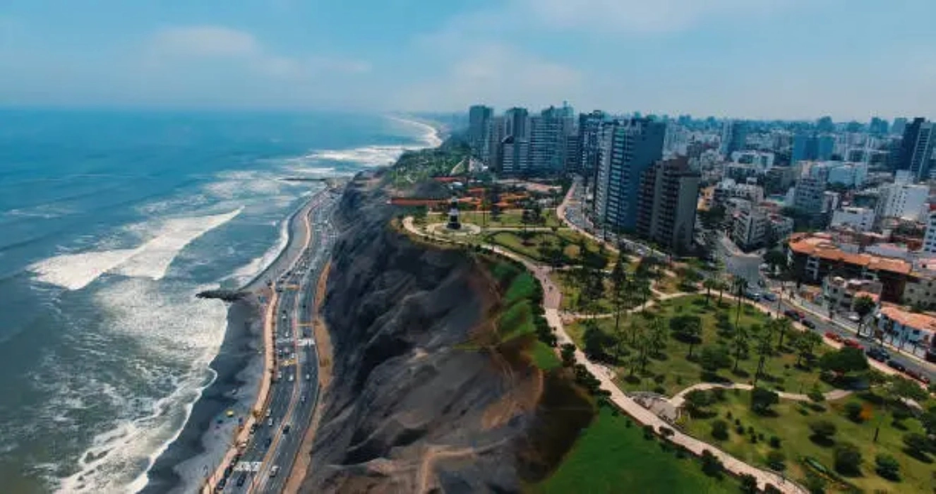 Imagen aérea de la ciudad de Lima, el Malecón y la playa.