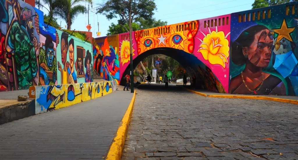 Coloridos murales en Barranco