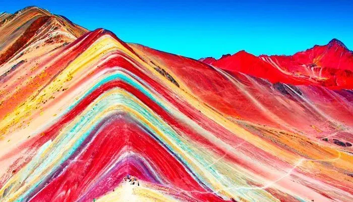 Imagen frontal de la Montaña de Siete Colores