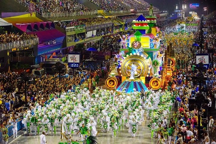 Desfile de carnaval en Perú