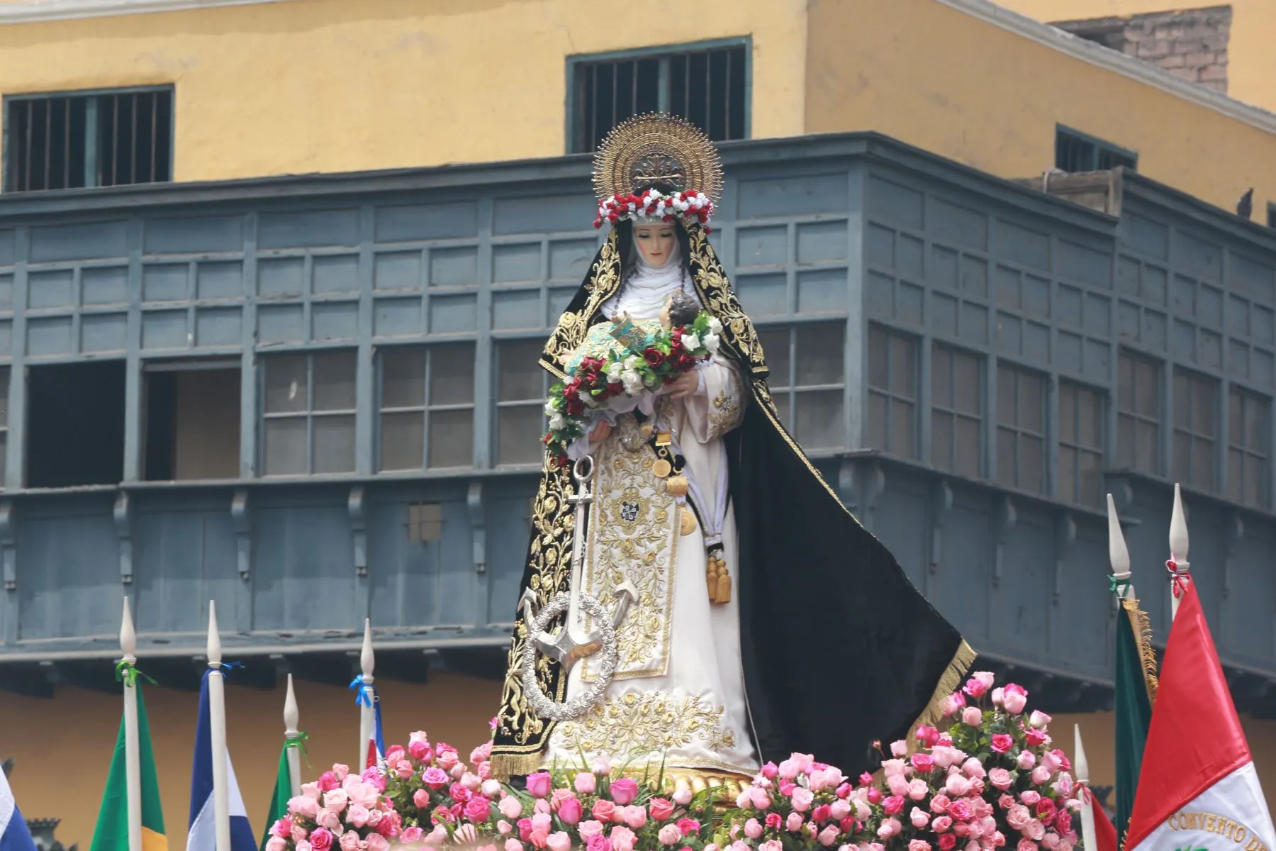 Figura de Santa Rosa de Lima en una procesión