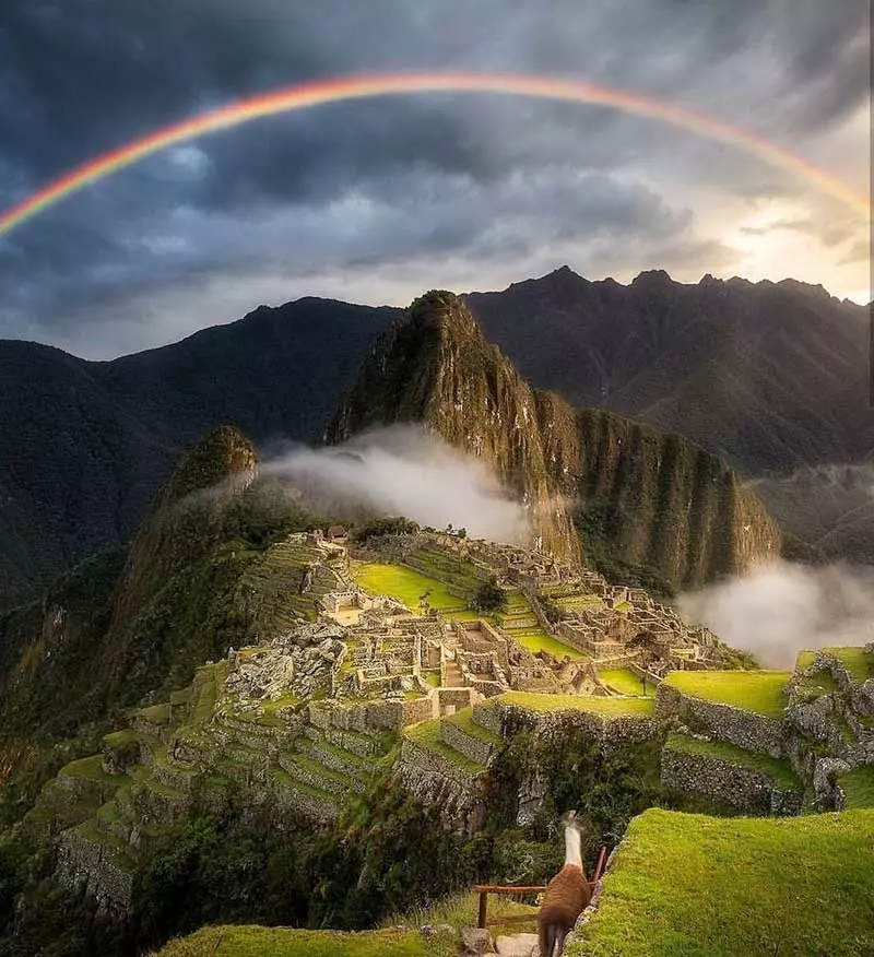 Machu Picchu durante la temporada de lluvias con un arcoíris sobre la montaña