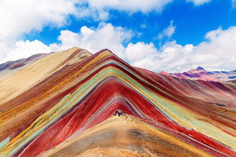 Montaña de Siete Colores con turistas