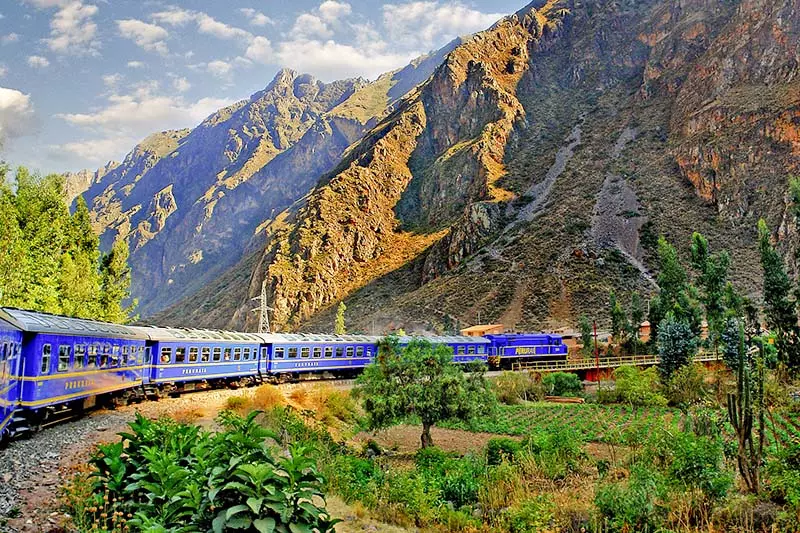 Tren que conecta la ciudad de Cusco con el poblado Aguas Calientes