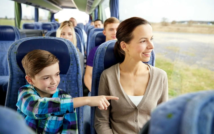 Madre e hijo ven por la ventana mientras viajan en bus