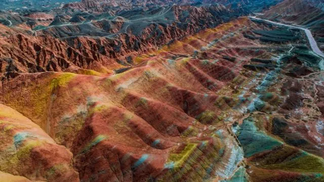 Imagen aérea de la Montaña de Siete Colores