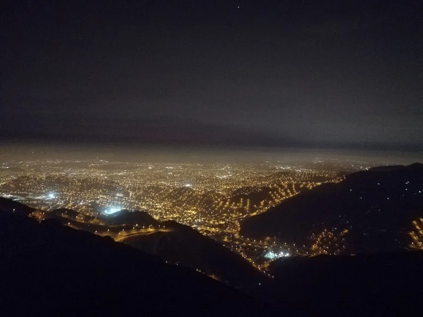 Vista panorámica de Lima desde el Apu Siqay de noche