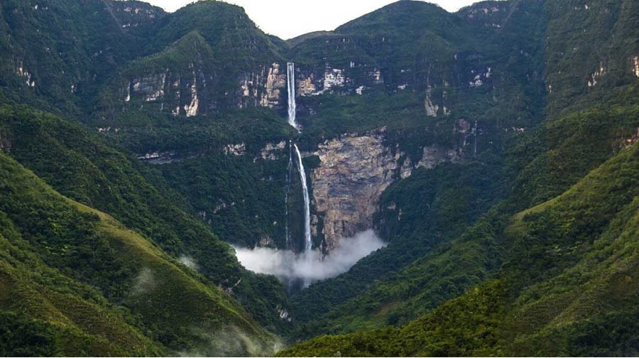 Vista panorámica de frente de la Catarata de Gocta