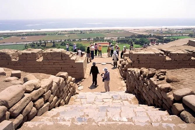 Turistas visitando las Ruinas de Pachacamac