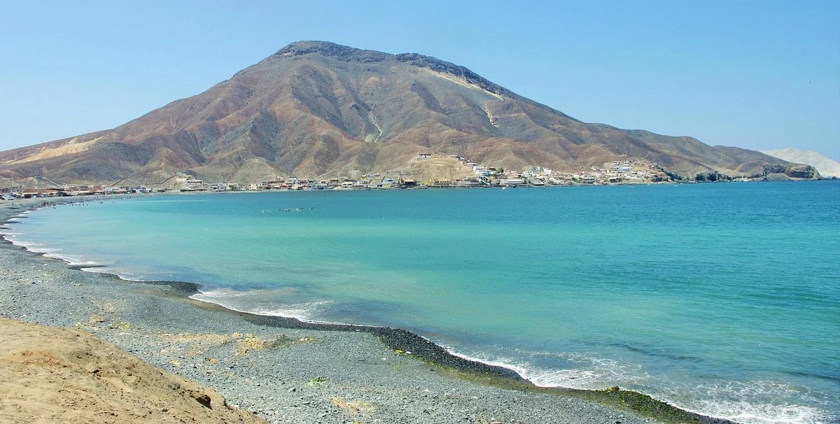Imagen de la Playa Tortugas con el cerro