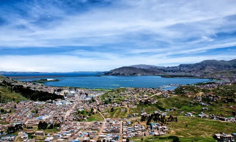 Vista panorámica de Puno y el Lago Titicaca