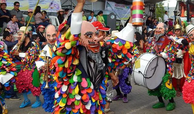 Desfile de disfraces en el carnaval de Cajamarca