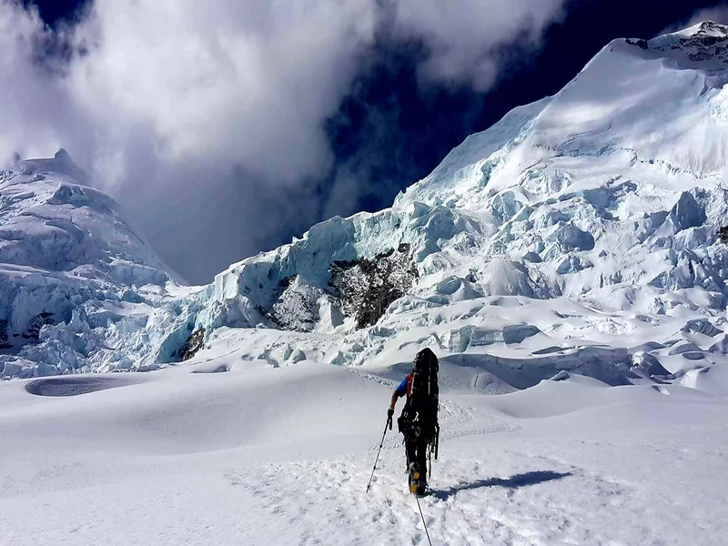 Persona escalando el Nevado Huascarán