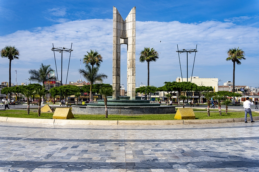 Monumento en la Plaza de Armas de Chimbote