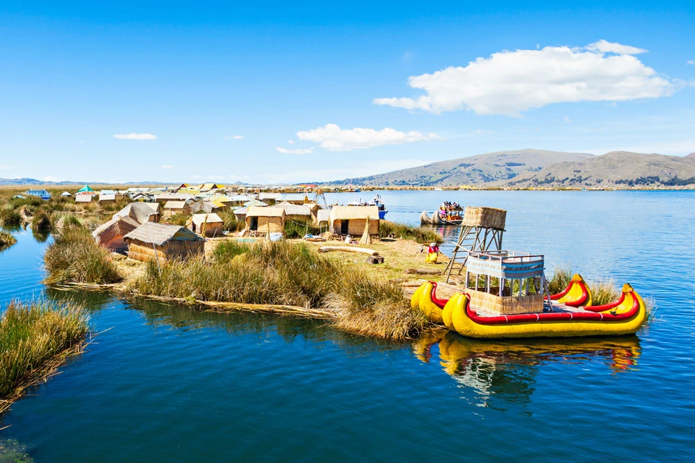 Islas de los uros en el Lago Titicaca