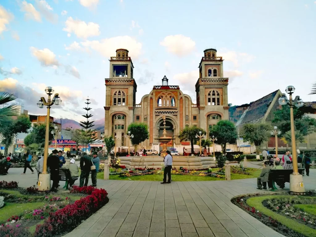 Plaza de Armas y la Catedral de Huaraz