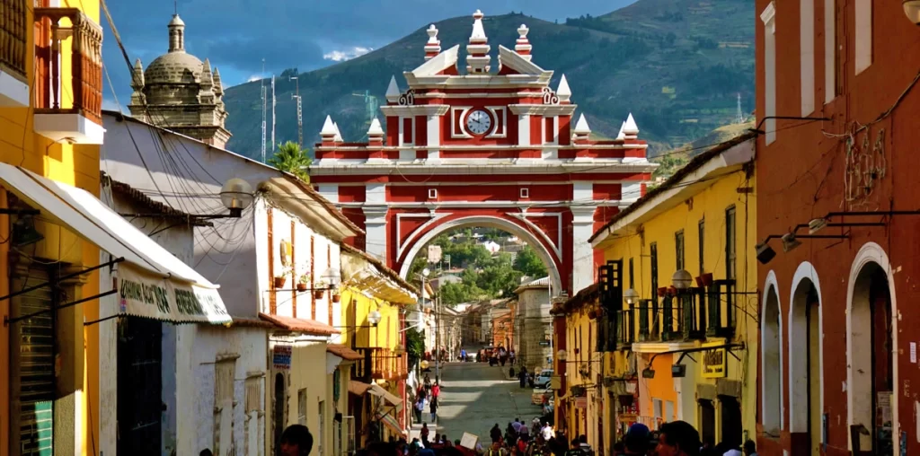 Entrada al mercado central de Ayacucho en la calle 28 de julio, con su característico arco rojo.