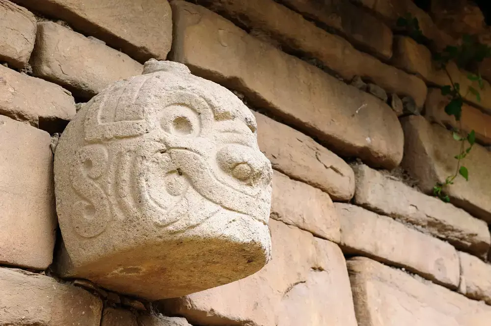 Pequeña estatua en el sitio arqueológico de Chavín de Huantar