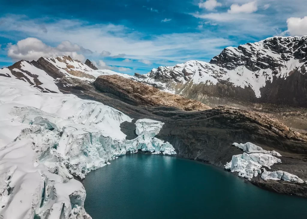 El glaciar y la laguna en el Nevado Pastoruri 