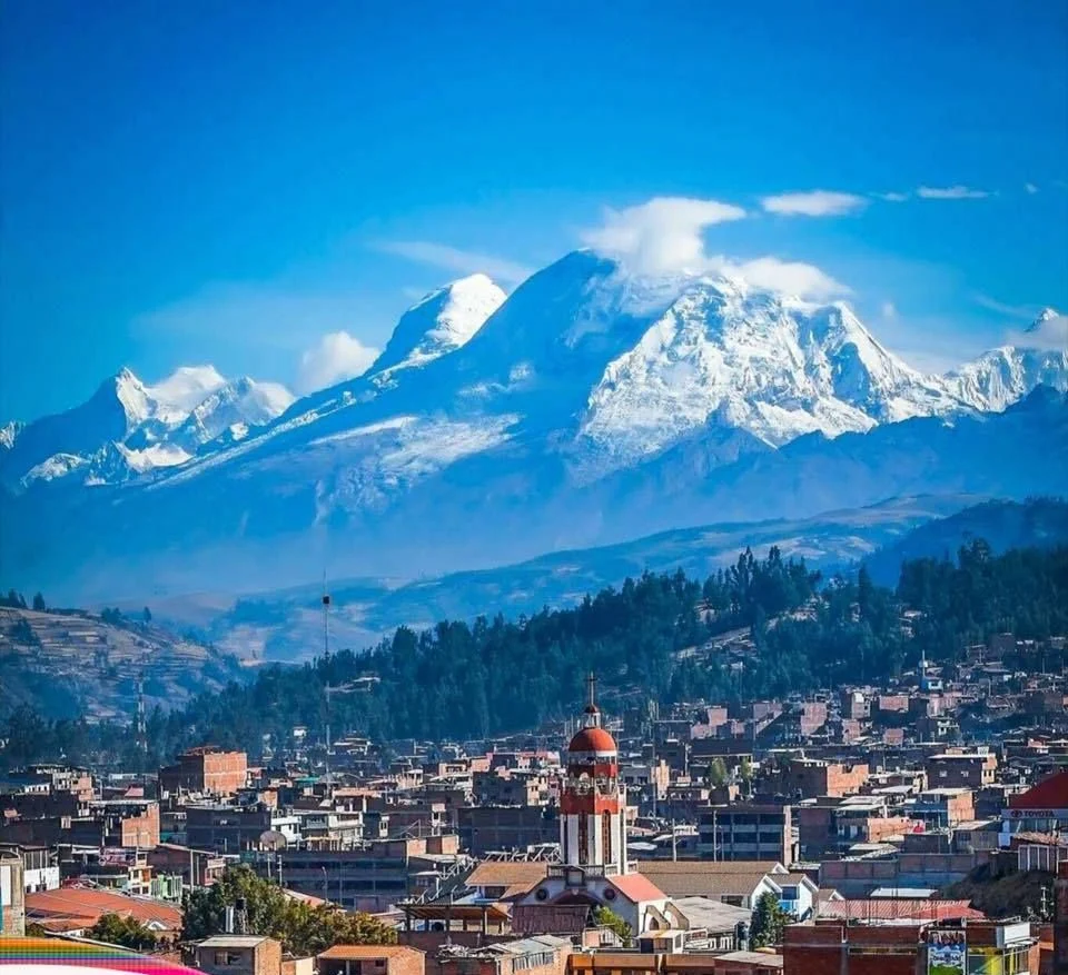Ciudad de Huaraz con la Cordillera Blanca de fondo