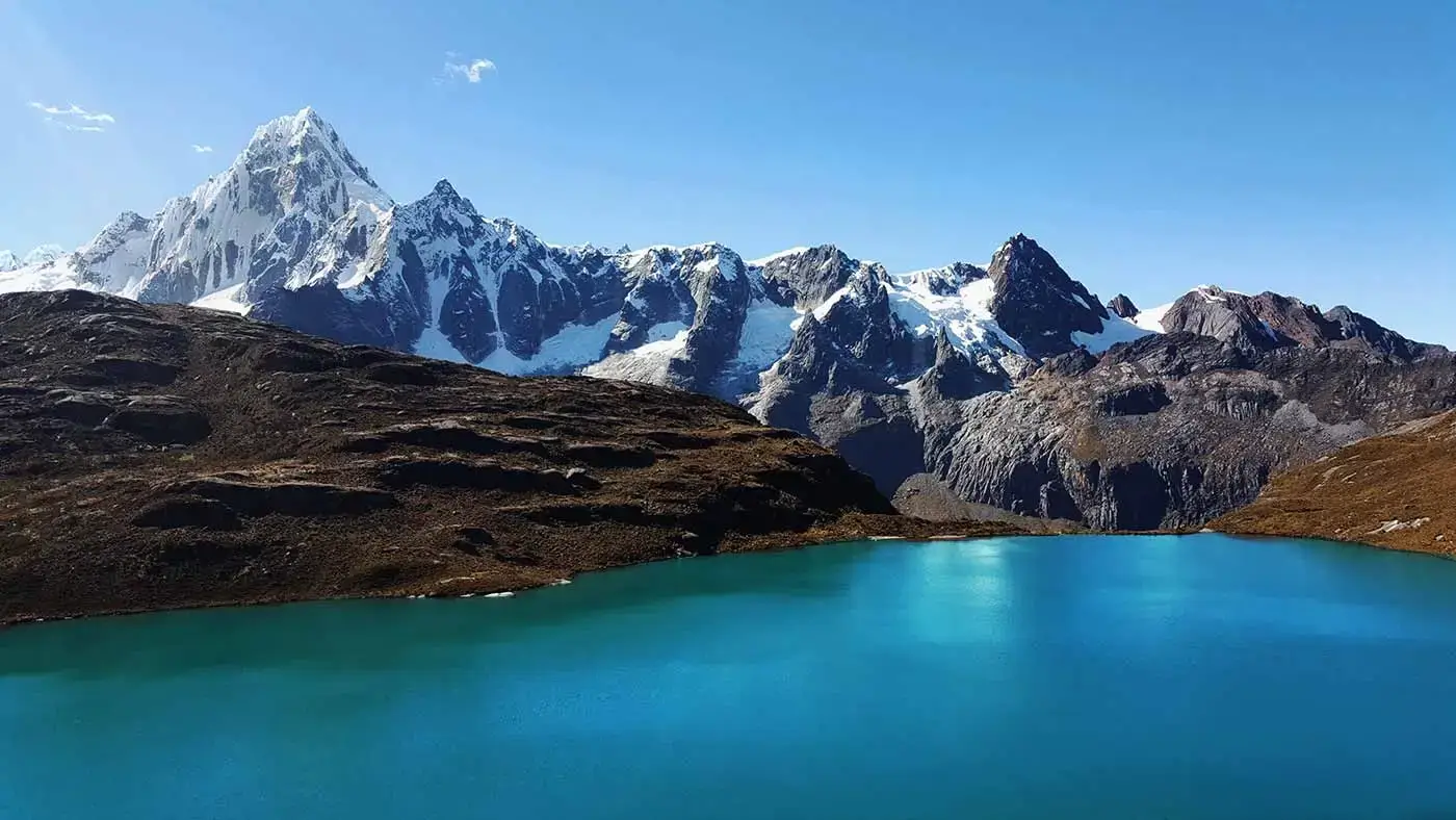 Laguna junto a las montañas nevadas de la Cordillera de los Andes