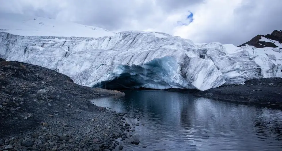 Glaciar y un arroyo en el Nevado Pastoruri 