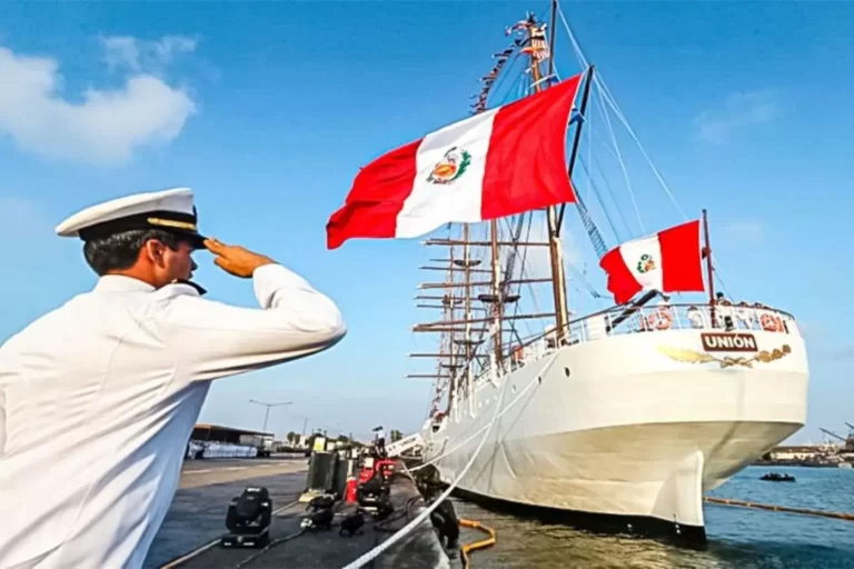 Oficial peruano saludando a la bandera.