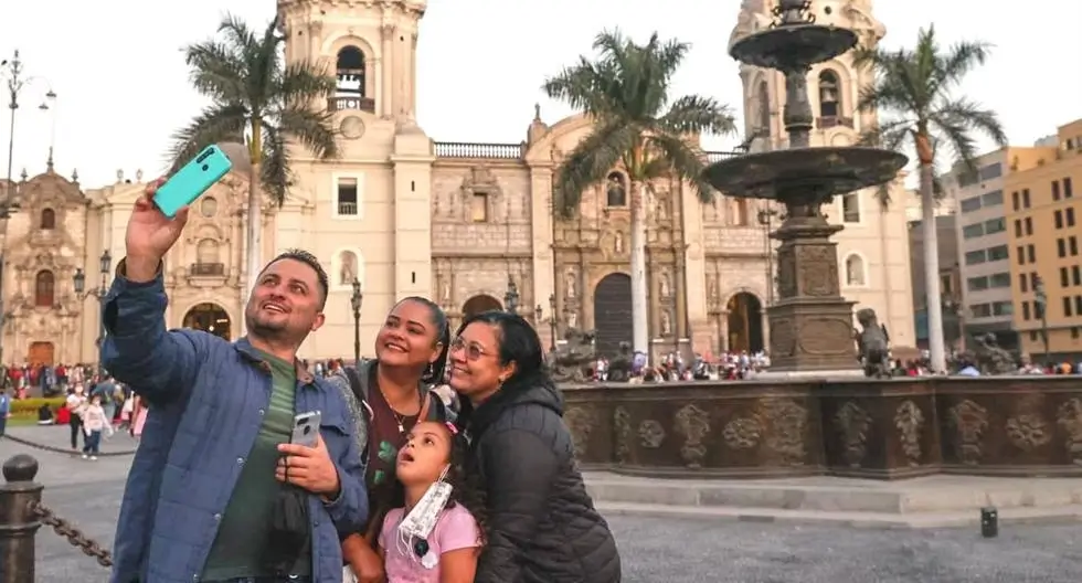Familia tomándose una foto en Lima.
