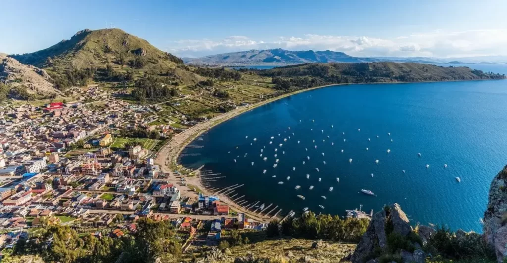 La ciudad de Puno (izquierda) y el Lago Titicaca (derecha) visto desde el aire.